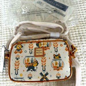 New Disney Dooney & Bourke - Pinocchio - Figaro And Cleo Camera Bag